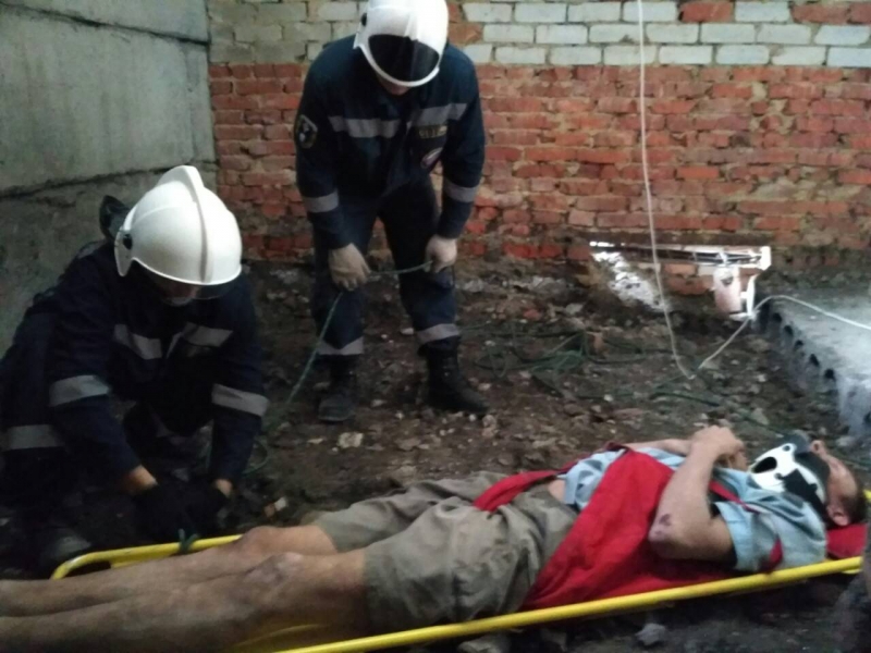 В Саратове спасатели в течение часа искали провалившегося в подвал мужчину