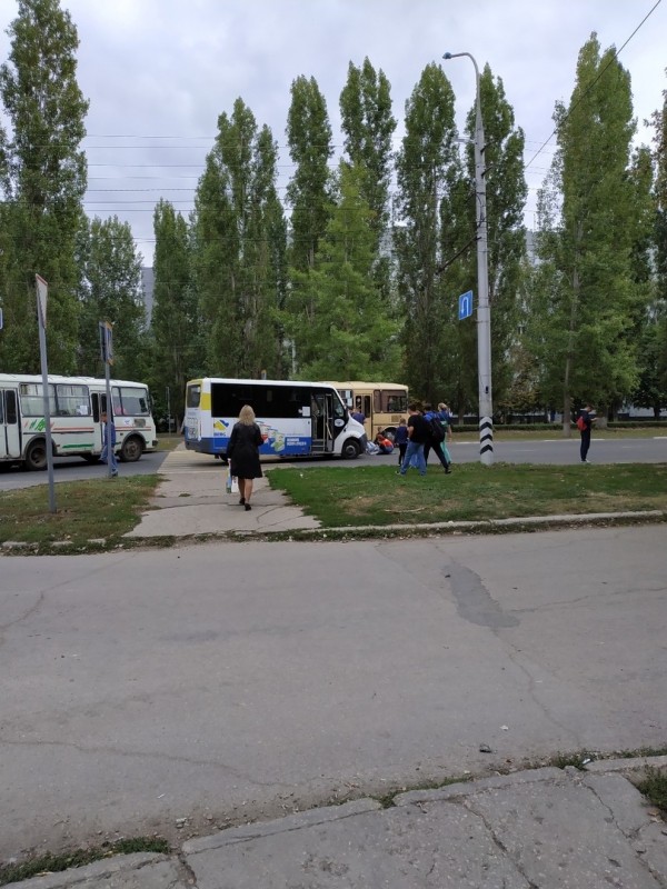 В Балакове микроавтобус сбил на «зебре» женщину с ребенком в коляске