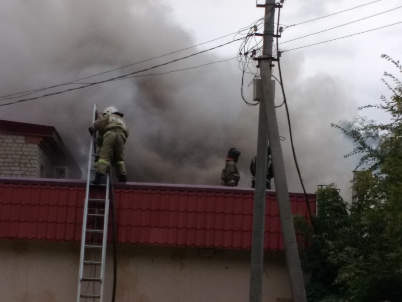 В Волжском районе пожарные 3 часа тушили цех по выращиванию грибов