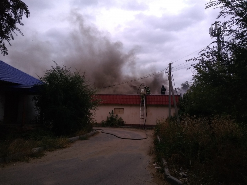 В Волжском районе пожарные 3 часа тушили цех по выращиванию грибов
