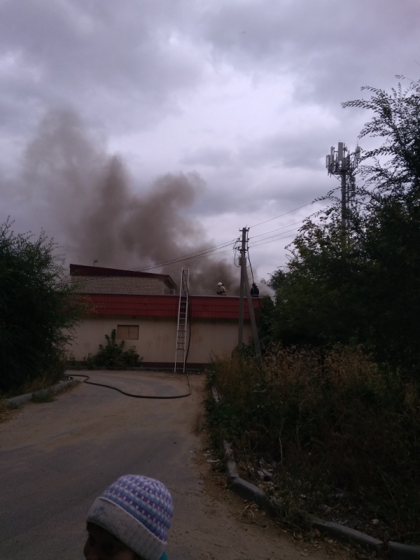 В Волжском районе пожарные 3 часа тушили цех по выращиванию грибов
