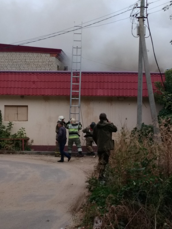 В Волжском районе пожарные 3 часа тушили цех по выращиванию грибов