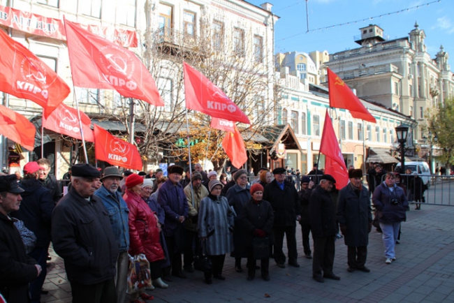 На митинге КПРФ в Саратове заявили о «встающем Сталине»