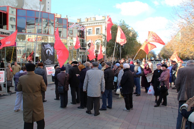 На митинге КПРФ в Саратове заявили о «встающем Сталине»