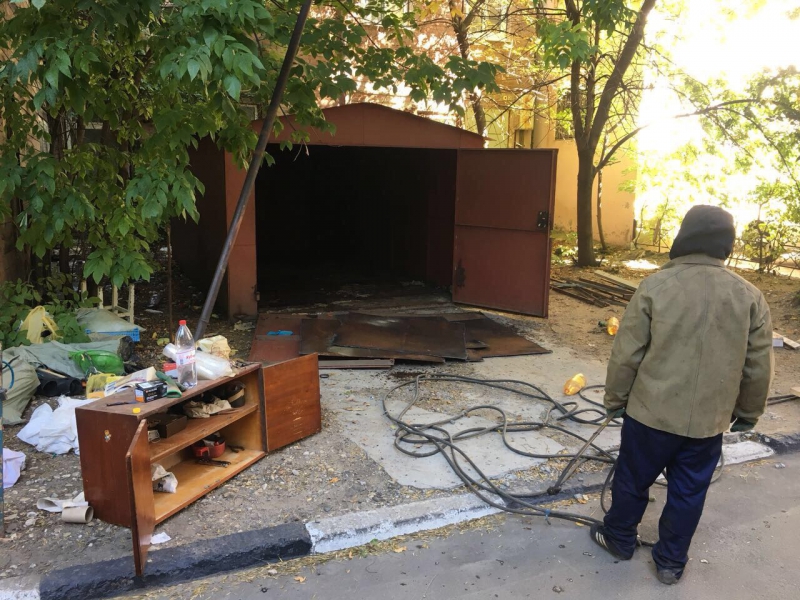Приставы заставили саратовца самостоятельно разобрать гараж
