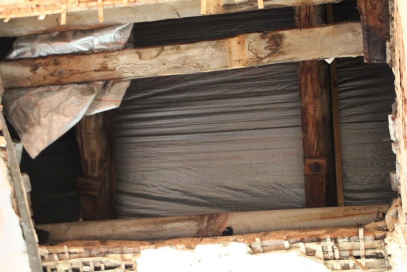 В центре Саратова в доме обрушился потолок