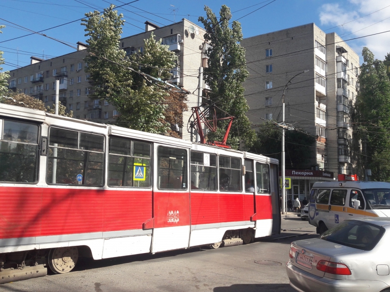 Из-за поломки вагона в центре Саратова массово встали трамваи