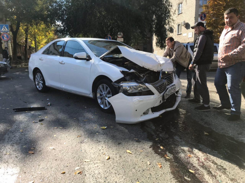 В столкновении «Тойоты» и «Калины» в центре Саратова пострадала женщина
