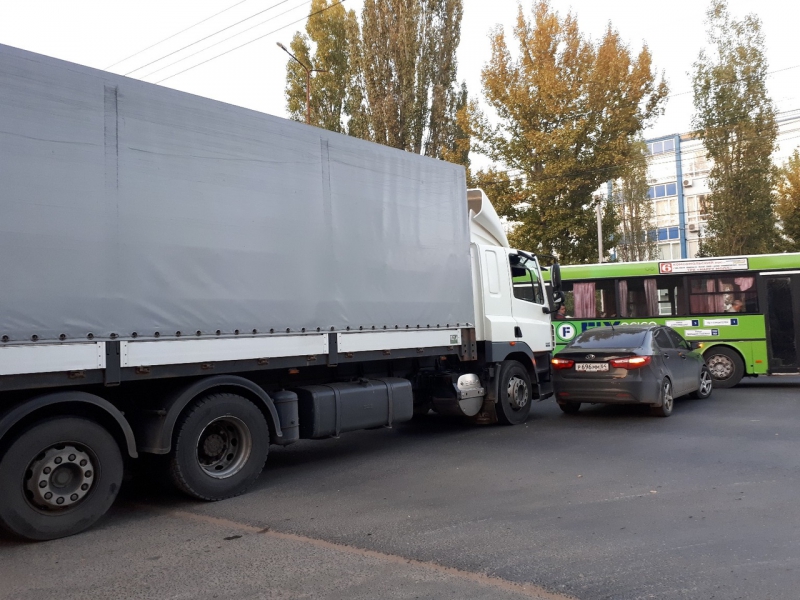 Попавшие в ДТП грузовик и легковушка перекрыли проспект 50 лет Октября