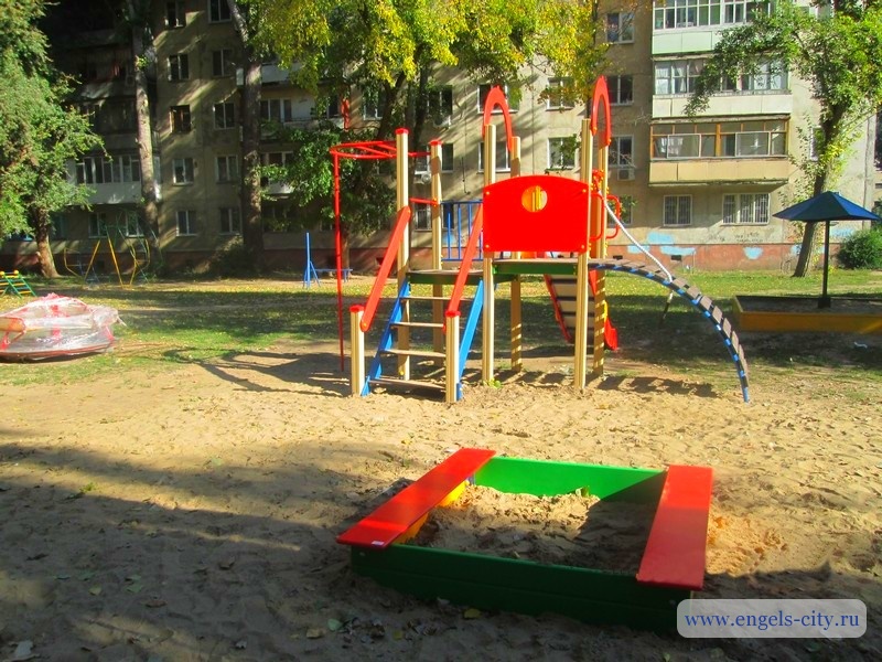 В микрорайонах Энгельса появилось 11 новых игровых площадок