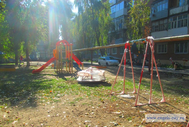 В микрорайонах Энгельса появилось 11 новых игровых площадок