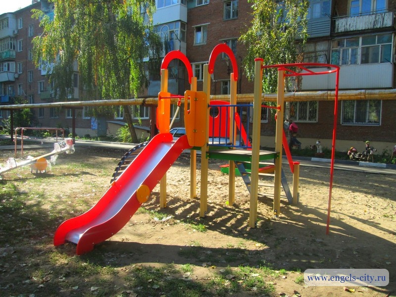 В микрорайонах Энгельса появилось 11 новых игровых площадок