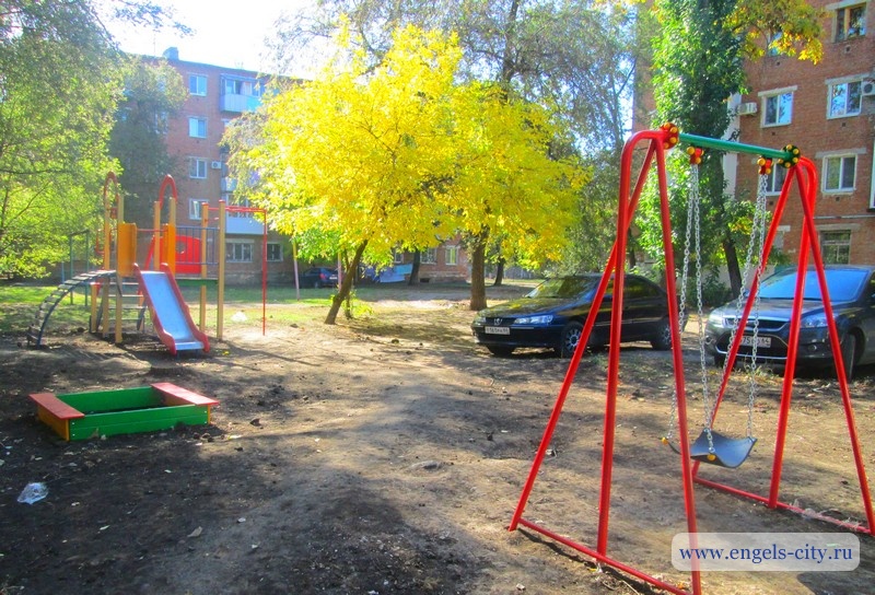 В микрорайонах Энгельса появилось 11 новых игровых площадок