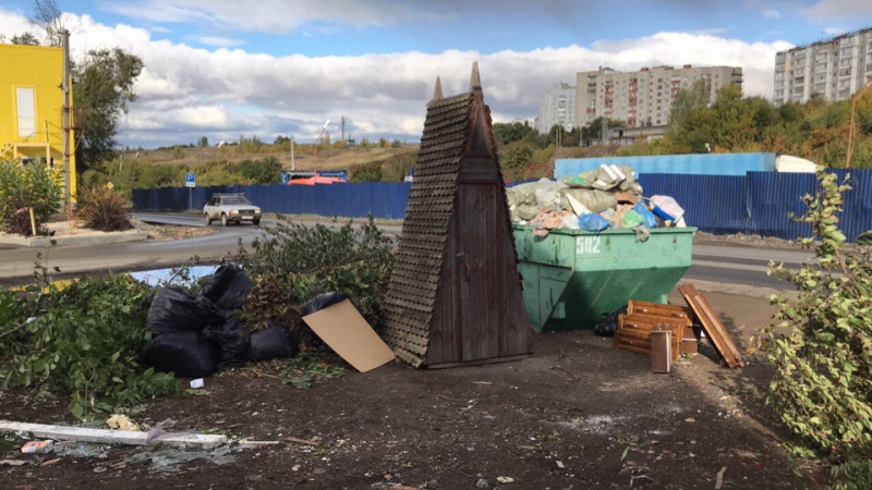 В Новосоколовогорском поселке Саратова выбросили в мусор стационарный туалет