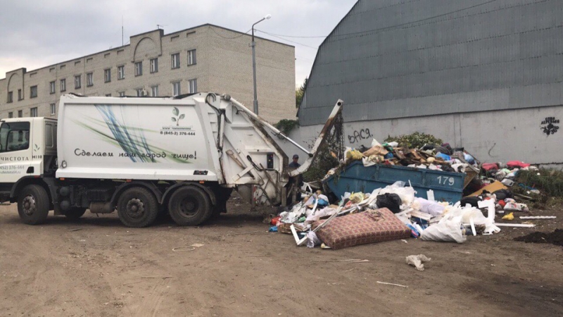 В Новосоколовогорском поселке Саратова выбросили в мусор стационарный туалет