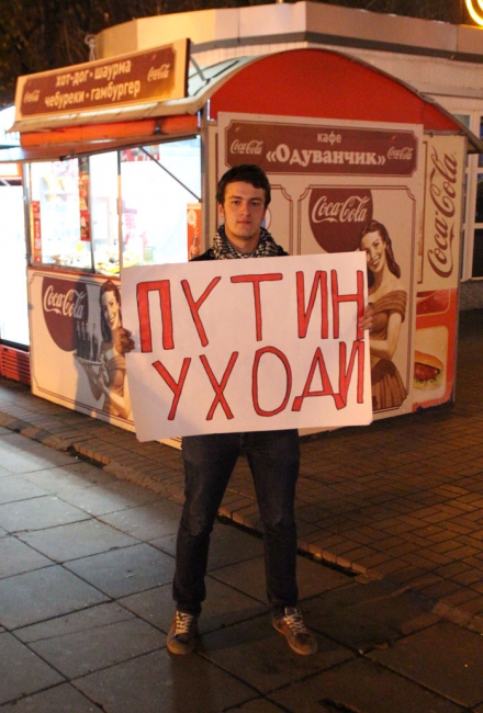 Вместо «бутылки шампанского» оппозиционеров в полиции напоили чаем