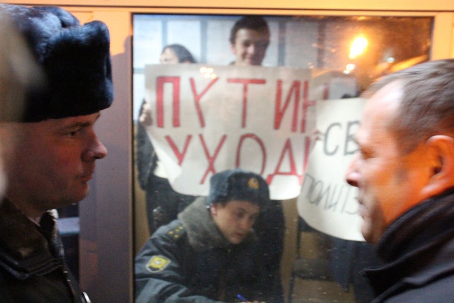 Вместо «бутылки шампанского» оппозиционеров в полиции напоили чаем