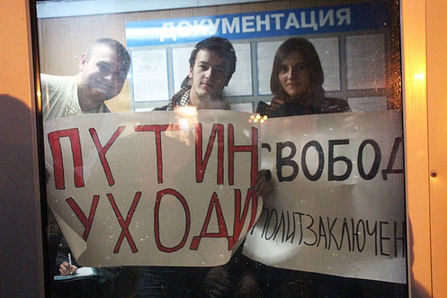 Вместо «бутылки шампанского» оппозиционеров в полиции напоили чаем