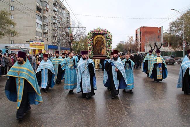 Центральные улицы Саратова перекрыли из-за крестного хода