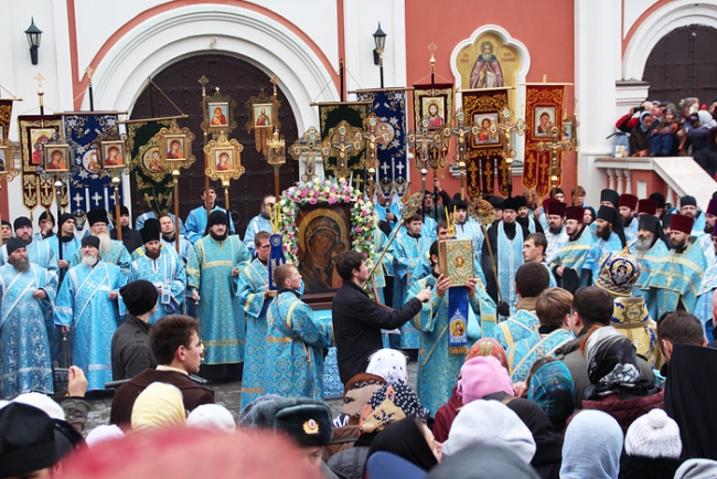 Центральные улицы Саратова перекрыли из-за крестного хода