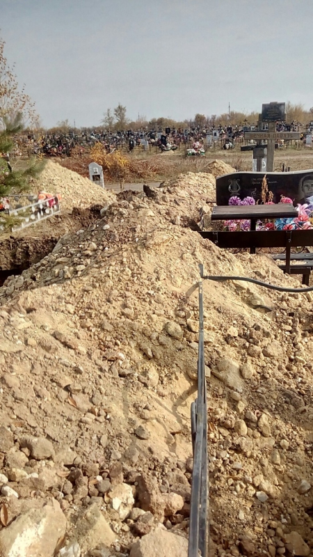 В Красноармейске песком засыпали часть кладбища