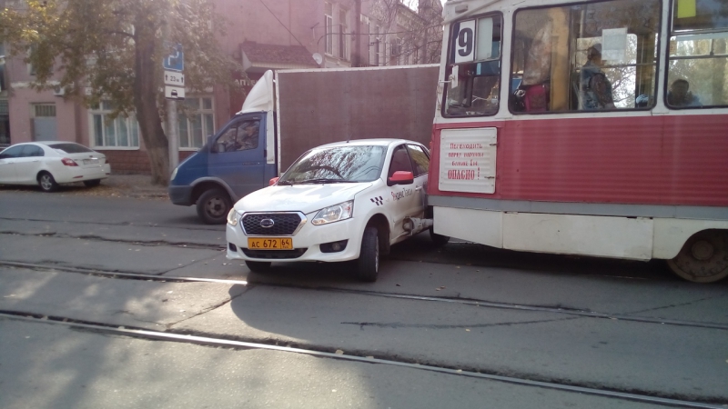 На Слонова трамвай врезался в легковушку