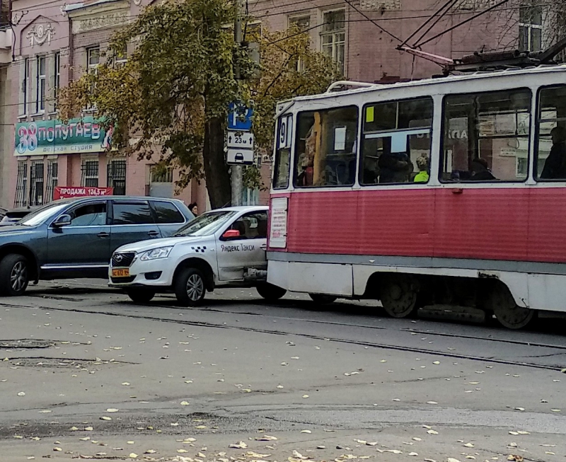 На Слонова трамвай врезался в легковушку