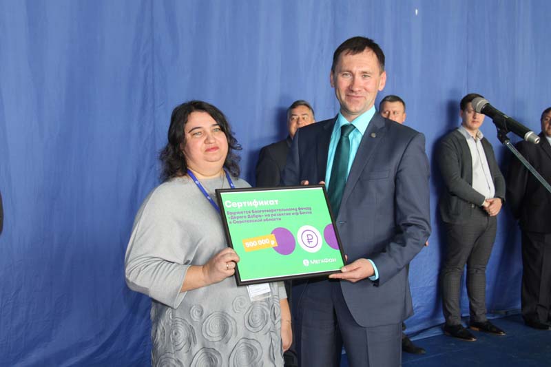 МегаФон передал сертификат на полмиллиона рублей на развитие паралимпийского спорта в Саратовской области