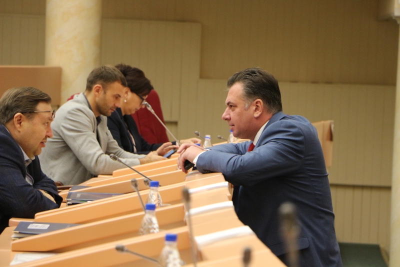 Мупп сгэт саратов последние новости. Журналисты 1 канала. Обсудим передача. Обсудим передача. Обсудим передача.