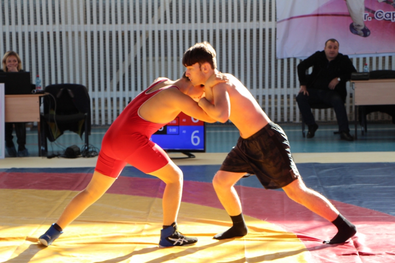 В Базарном Карабулаке шла борьба между школьниками из Саратовской области и пяти регионов России