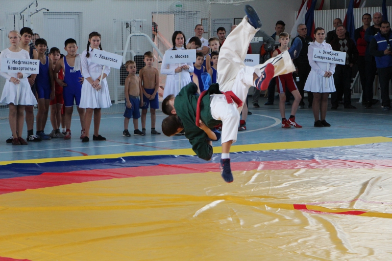 В Базарном Карабулаке шла борьба между школьниками из Саратовской области и пяти регионов России