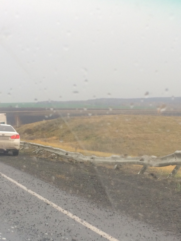 Под Аткарском опрокинувшаяся фура со «вставшей на дыбы» кабиной перекрыла трассу