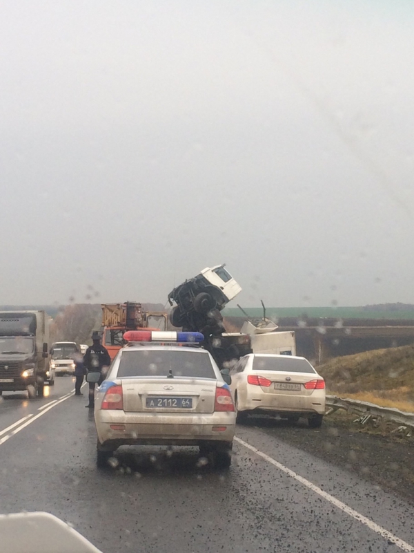 Под Аткарском опрокинувшаяся фура со «вставшей на дыбы» кабиной перекрыла трассу