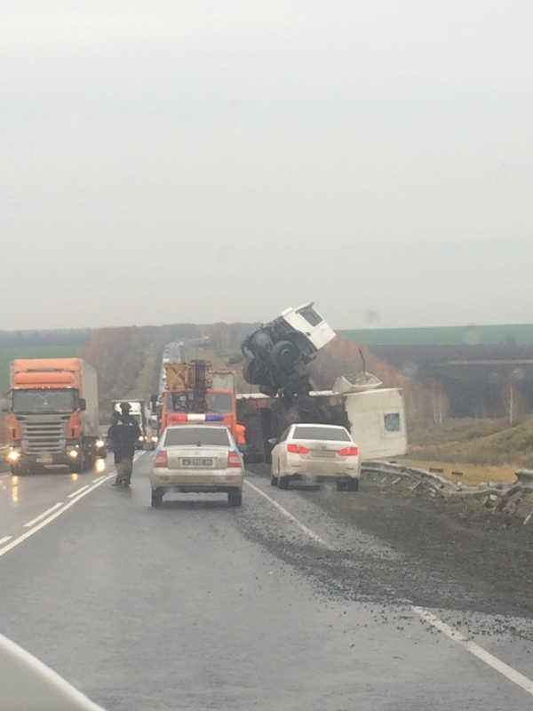 Под Аткарском опрокинувшаяся фура со «вставшей на дыбы» кабиной перекрыла трассу