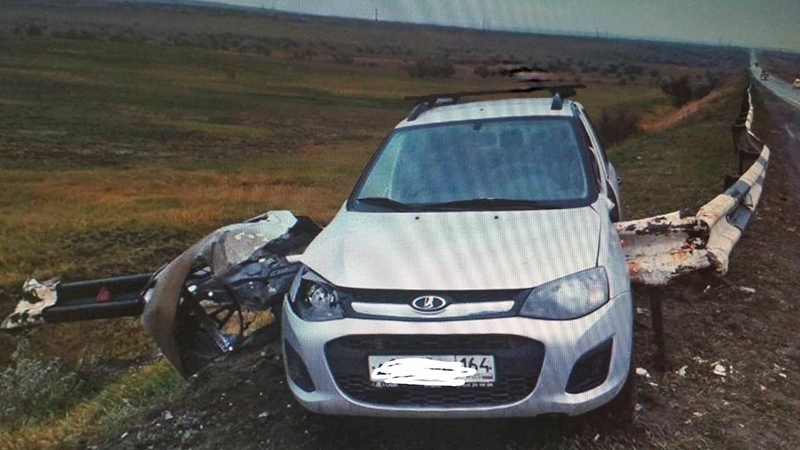 Под Аткарском опрокинувшаяся фура со «вставшей на дыбы» кабиной перекрыла трассу