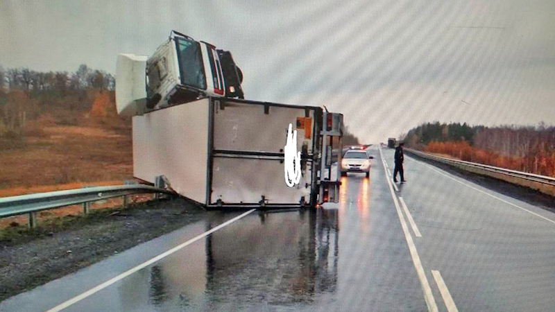 Под Аткарском опрокинувшаяся фура со «вставшей на дыбы» кабиной перекрыла трассу