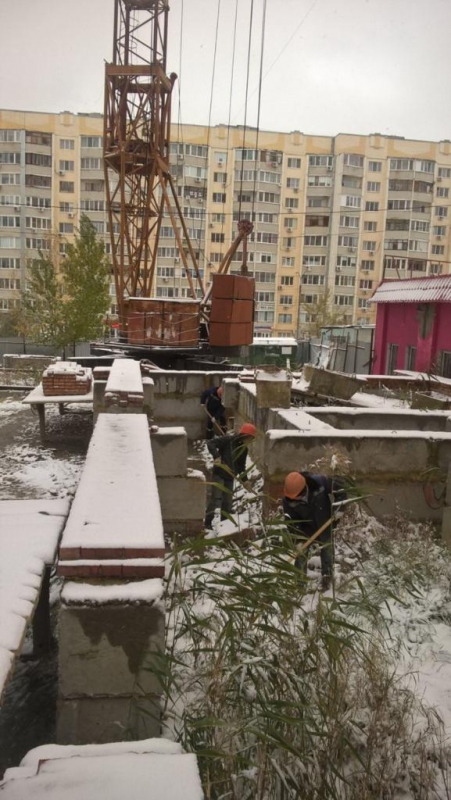 В Солнечном спустя 8 лет возобновилось строительство дома