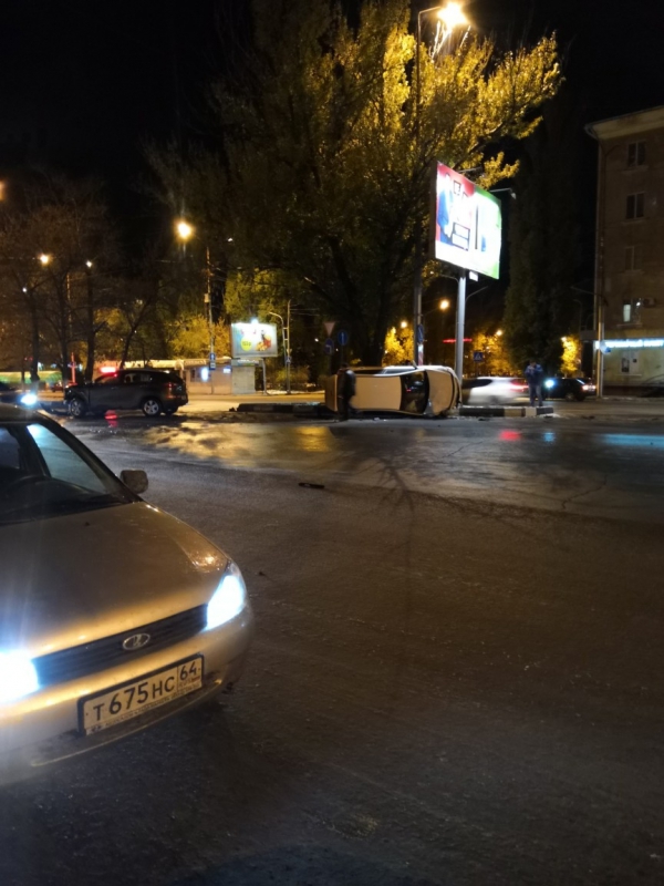 На проспекте Строителей «Хендэ» опрокинулся на бок после ДТП