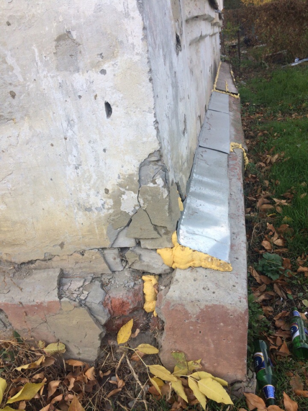 Дом в Заводском районе «отремонтировали» при помощи фанеры и дерева