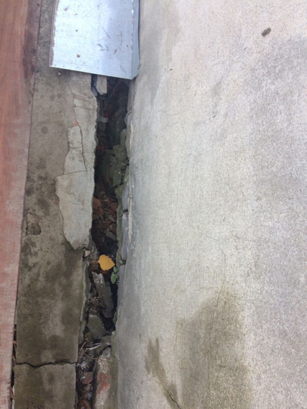 Дом в Заводском районе «отремонтировали» при помощи фанеры и дерева