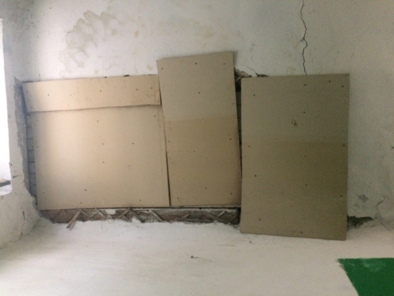 Дом в Заводском районе «отремонтировали» при помощи фанеры и дерева