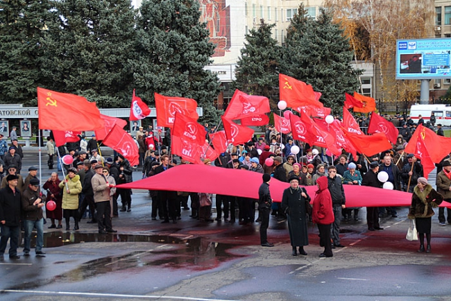 На митинге КПРФ власть призвали не вытирать ноги о народ