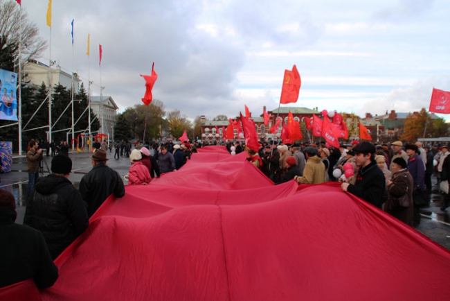 На митинге КПРФ власть призвали не вытирать ноги о народ