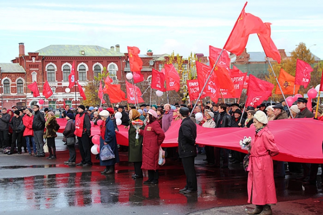 На митинге КПРФ власть призвали не вытирать ноги о народ