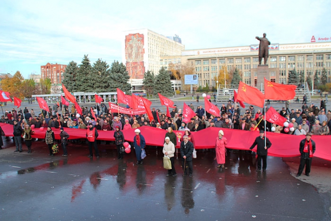 На митинге КПРФ власть призвали не вытирать ноги о народ