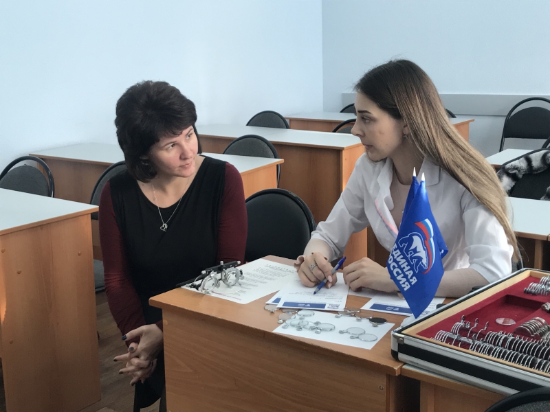 Саратовским педагогам подобрали очки и проверили давление