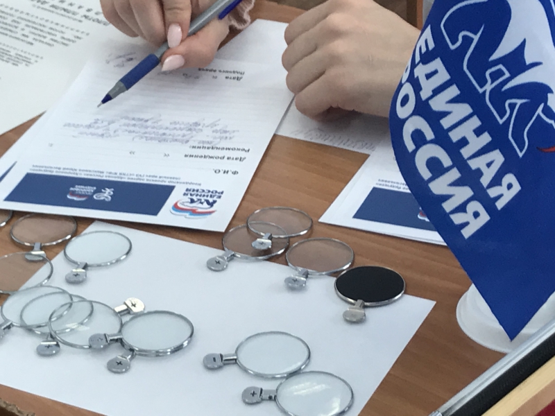 Саратовским педагогам подобрали очки и проверили давление