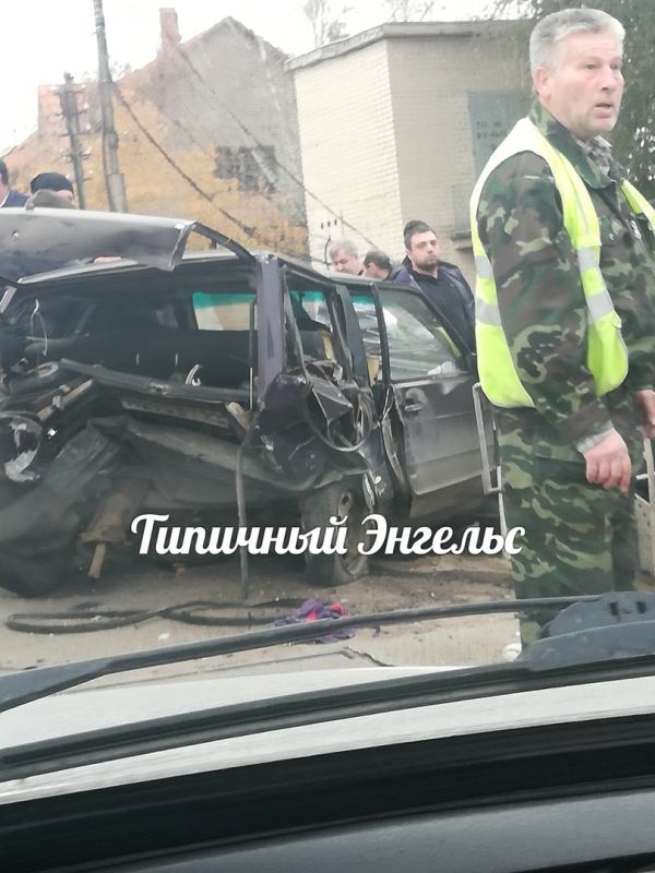 В Энгельсе у ж/д переезда произошло массовое ДТП с участием 4 автомобилей