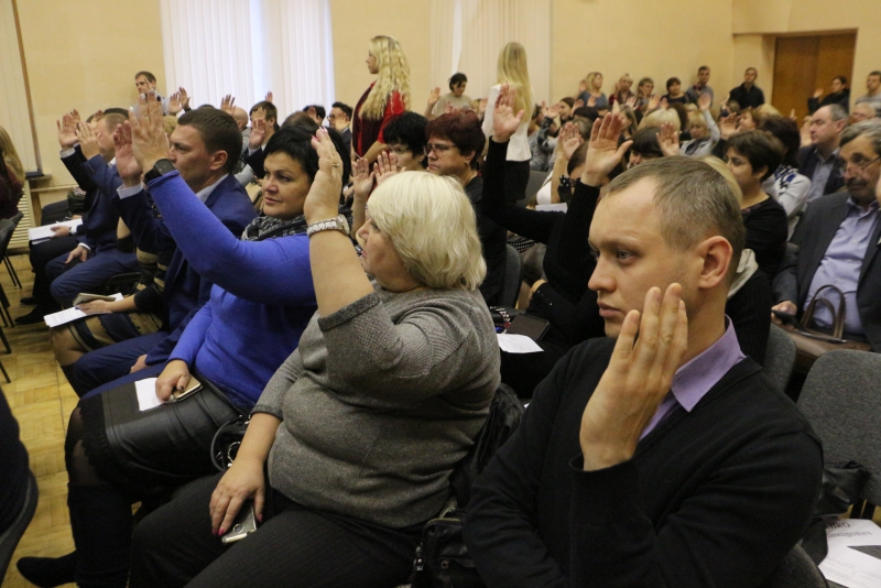 На зарплаты чиновников Саратова за три года потратят 442 млн рублей