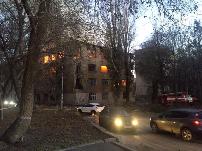 Пожарные тушат расселенную четырехэтажку на Орджоникидзе